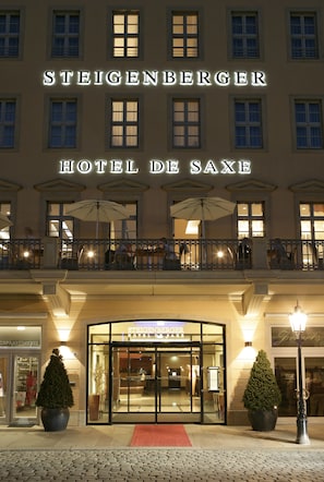 Front of property – evening/night - Steigenberger Hotel de Saxe (Dresden)