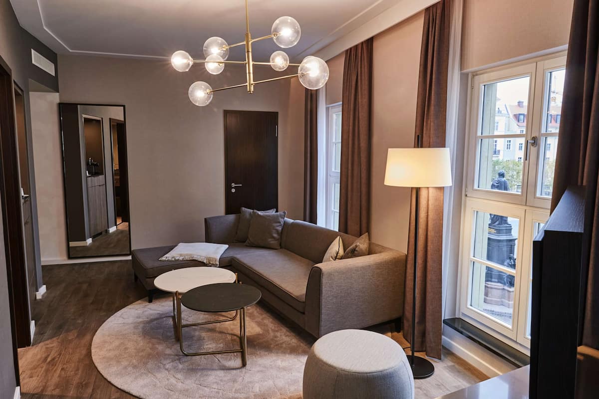 junior suite | hypo-allergenic bedding, down duvets, in-room safe, desk