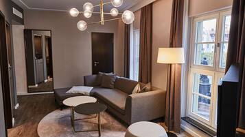 Junior-Suite | Allergikerbettwaren, Daunenbettdecken, Zimmersafe, Schreibtisch