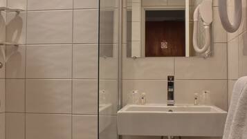 Superior Double Room | Bathroom | Combined shower/tub, hair dryer, towels