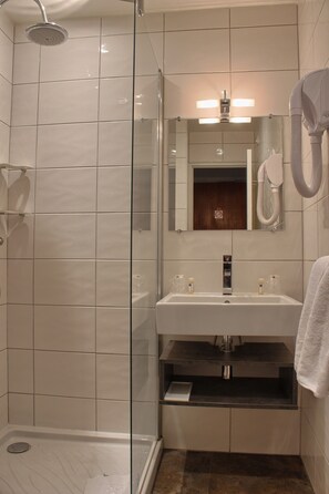 Superior-Doppelzimmer | Badezimmer | Duschwanne, Haartrockner, Handtücher