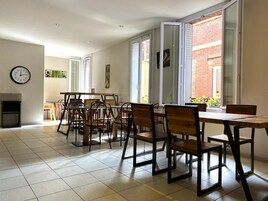 Se ofrece un desayuno bufé todos los días (por un coste adicional)