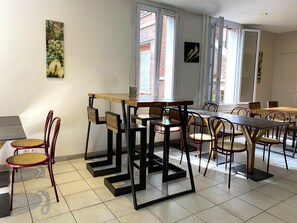 Tägliches Frühstücksbuffet gegen Gebühr