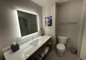 Hair dryer, towels - Best Western Plus 1000 Islands Hotel & Suites (Gananoque)