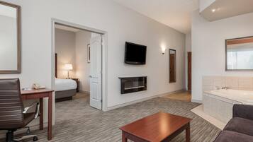 خزنة داخل الغرفة ومكتب ومكواة/لوح كي وأسرّة أطفال/رضّع (مجانًا)