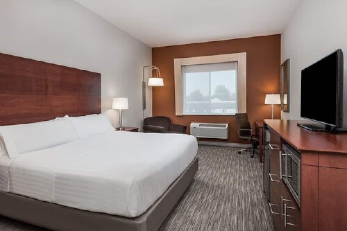 Peti besi dalam bilik, meja, seterika/papan seterika