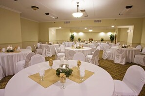 セーフティボックス (室内)、デスク、アイロン / アイロン台、ベビーベッド (無料)