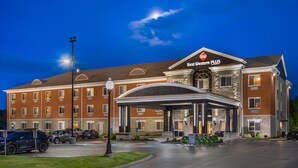 Un hôtel doté d’une entrée abritée, de nombreux espaces de stationnement et d’une façade bien éclairée.