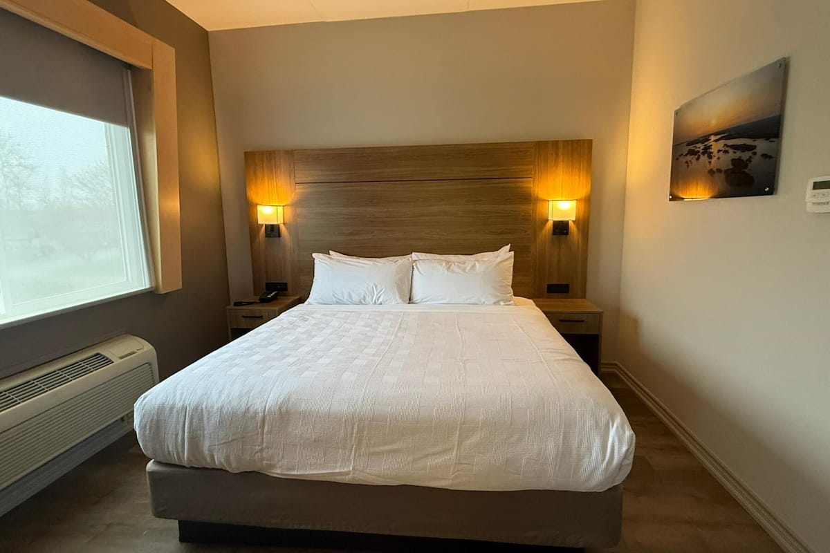 Suite, 1 King Bed, Non Smoking, Hot Tub (with Sofabed) | In-room safe, desk, iron/ironing board, free cribs/infant beds