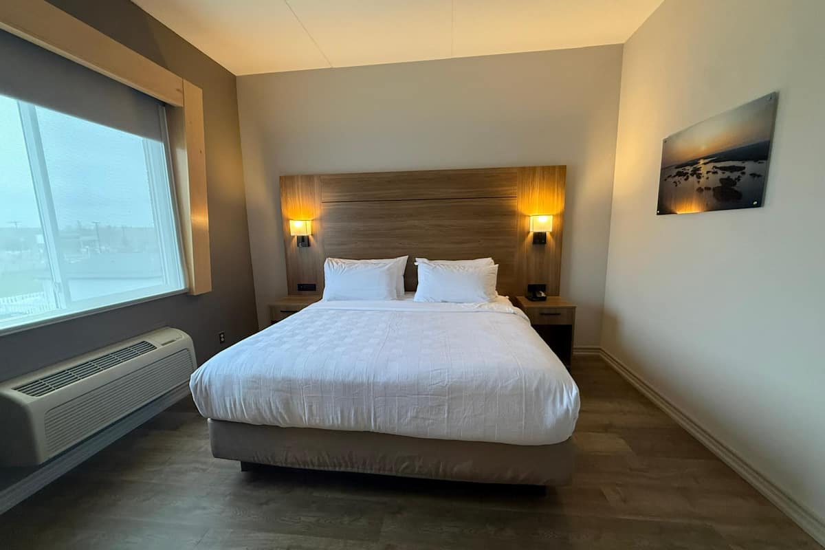 Suite, 1 King Bed, Non Smoking, Hot Tub (with Sofabed, No View) | In-room safe, desk, iron/ironing board, free cribs/infant beds