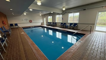 Piscine couverte, chaises longues