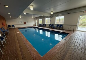 Indoor pool, pool loungers - Best Western Plus 1000 Islands Hotel & Suites (Gananoque)
