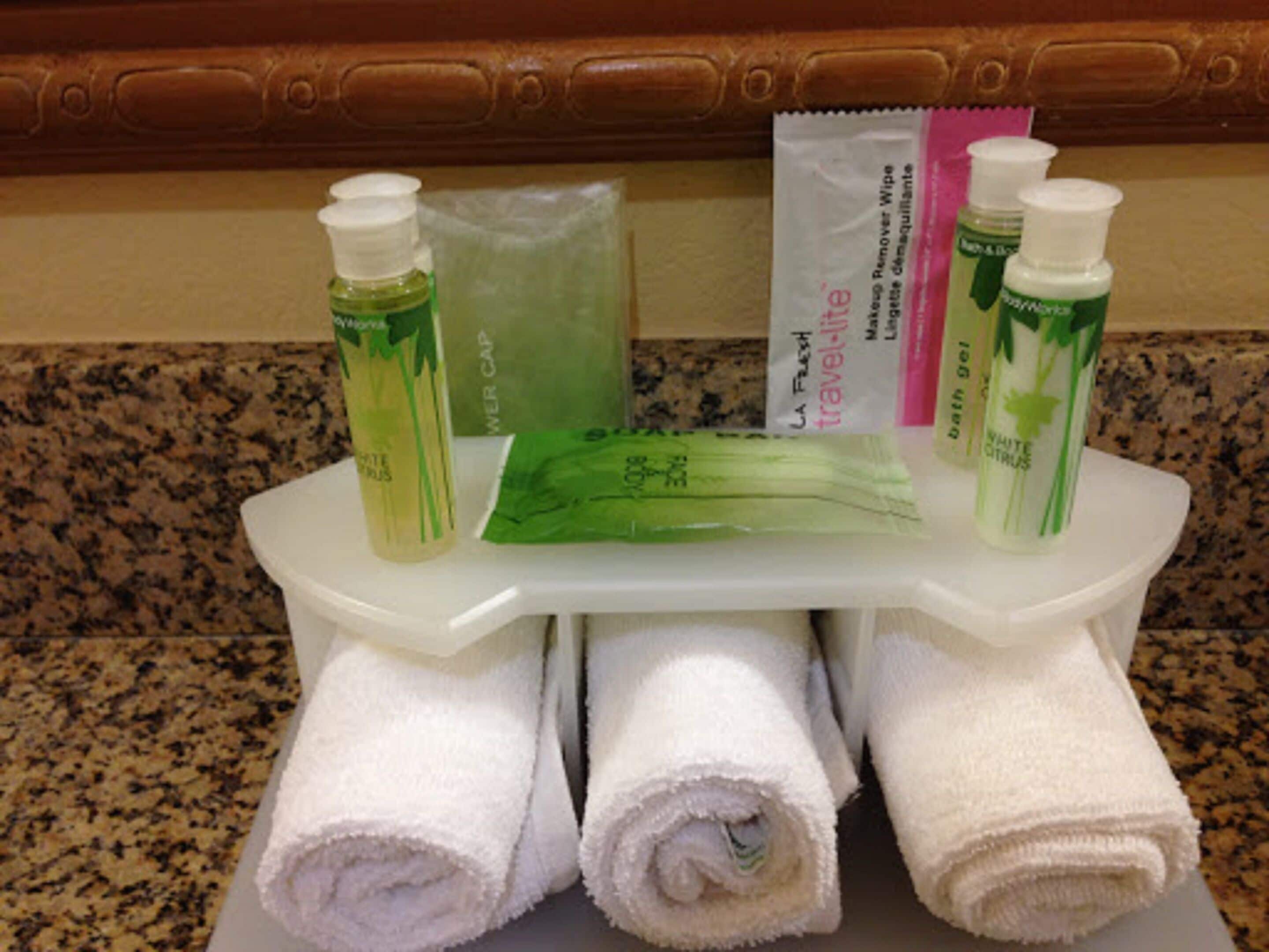 combined shower/bathtub, hair dryer, towels