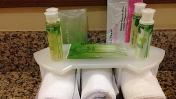 Combined shower/tub, hair dryer, towels