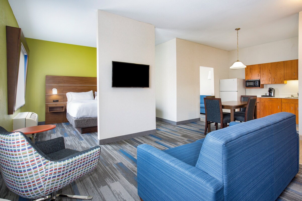 Suite, 1 kingsize-seng (Additional Living Area) | Safe på rommet, skrivebord, blendingsgardiner og strykejern/-brett