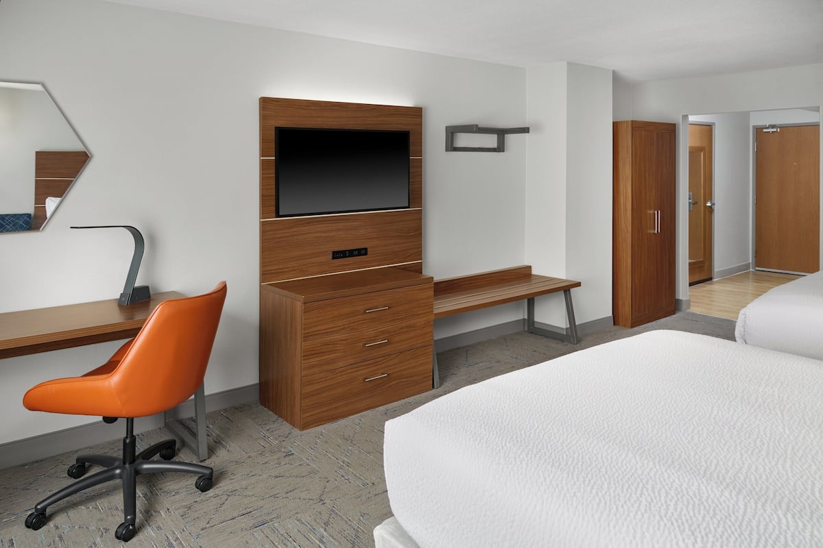 スタンダード ルーム クイーンベッド 2 台 バリアフリー (Communications) | セーフティボックス (室内)、デスク、遮光カーテン、アイロン / アイロン台