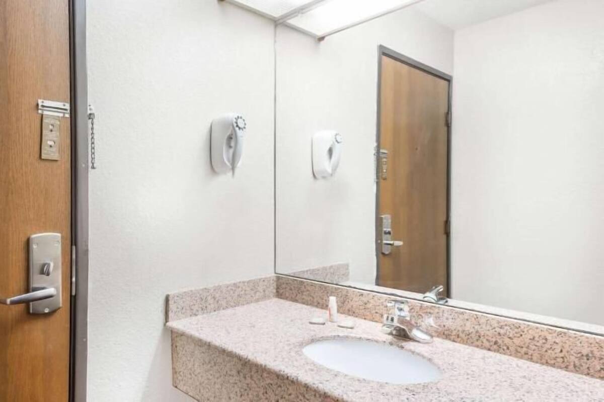 Baño | Tina con regadera, amenidades de baño gratuitas, secadora de cabello