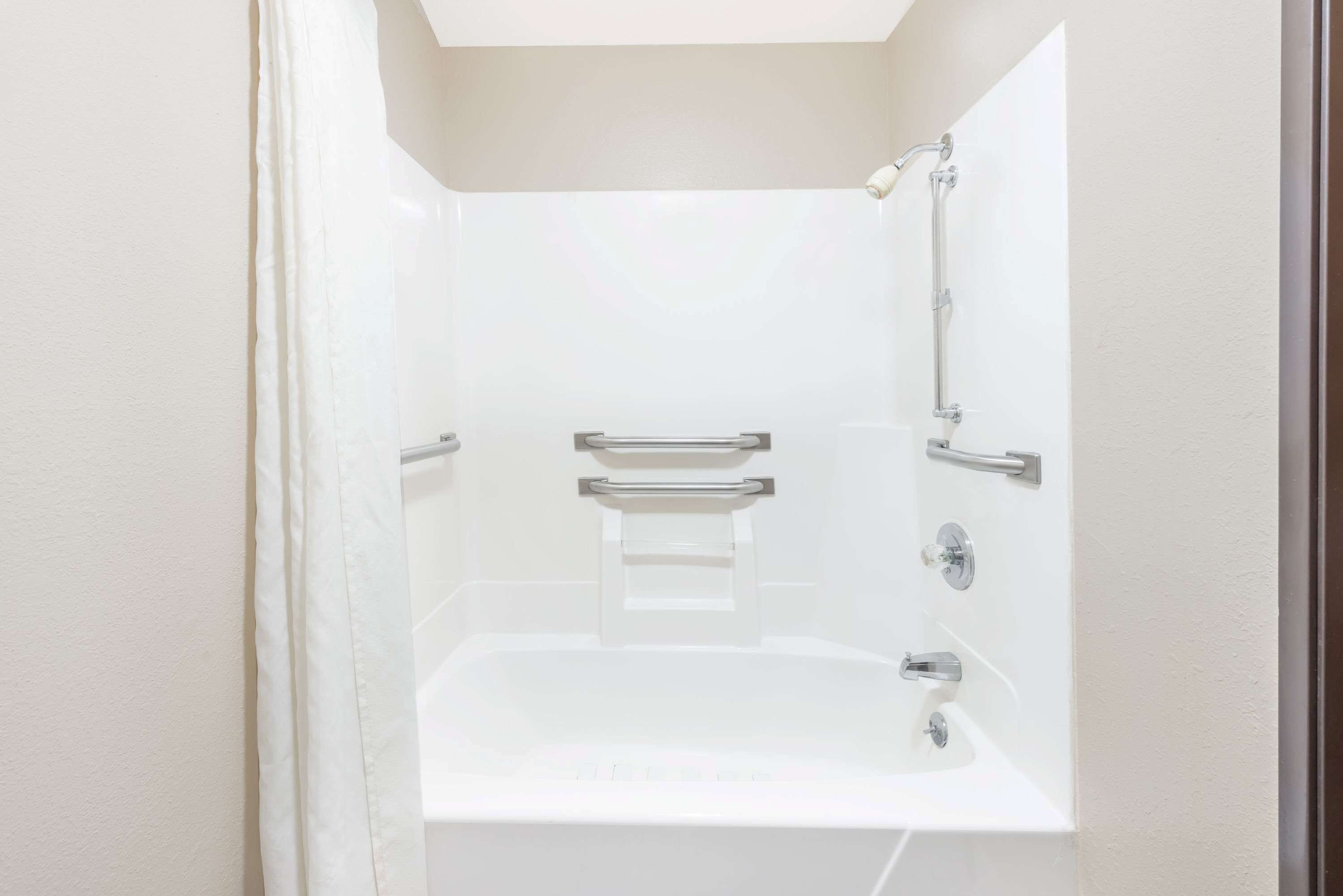 Duschwanne, kostenlose Toilettenartikel, Haartrockner, Handtücher