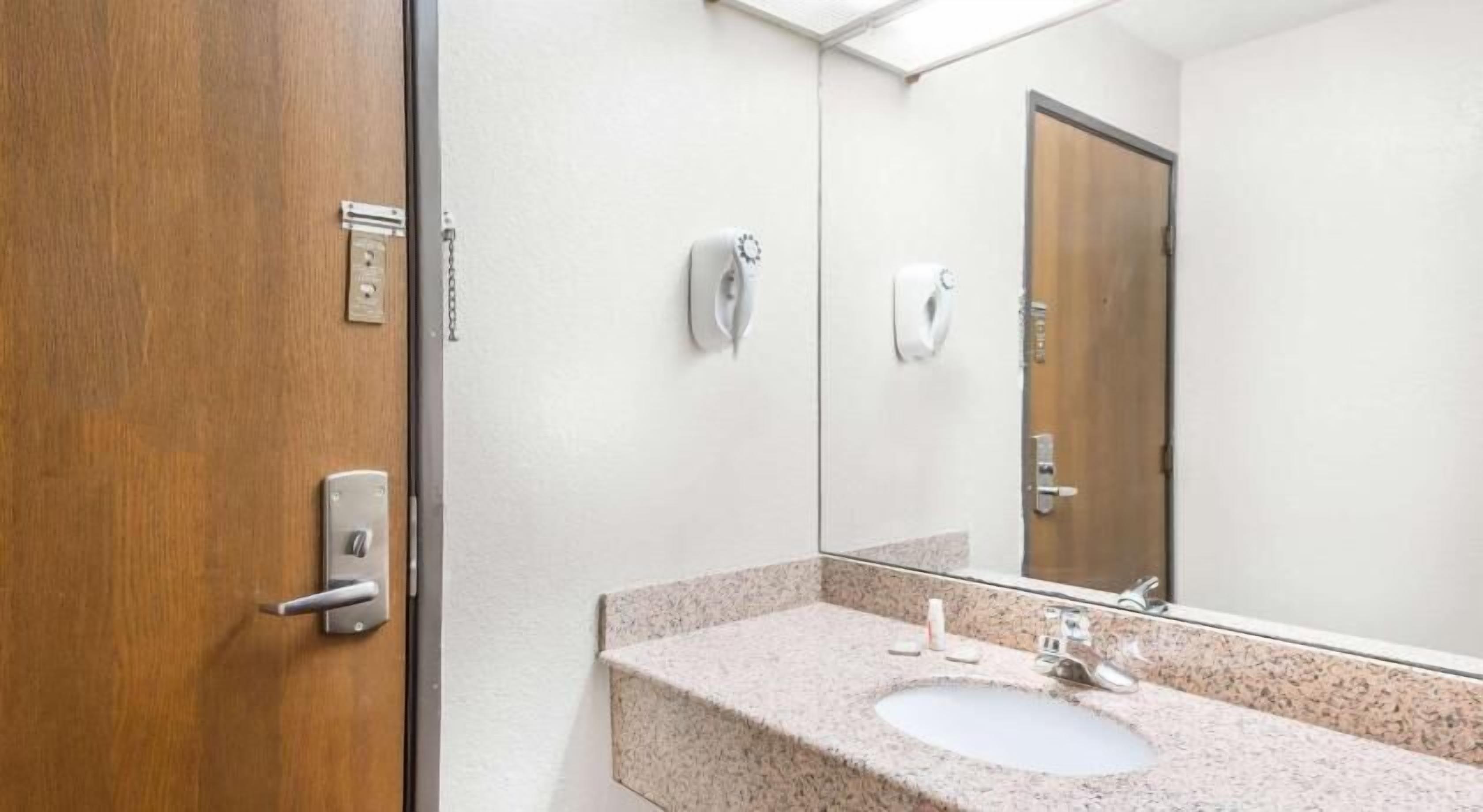 Badkamer | Een bad/douchecombinatie, gratis toiletartikelen, een haardroger