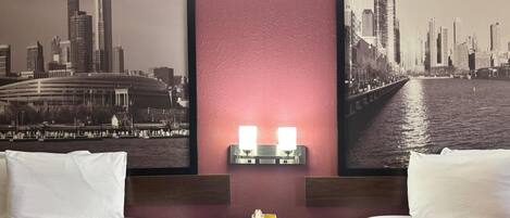 Skrivebord, blendingsgardiner, strykejern/-brett og barnesenger