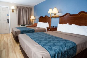 Desk, laptop workspace, blackout curtains, iron/ironing board - Econo Lodge Sturbridge Route 20 (Sturbridge)