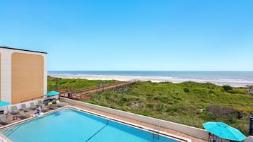 Outdoor pool, pool umbrellas, sun loungers