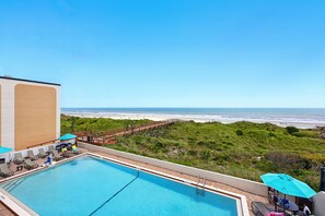 Outdoor pool, pool umbrellas, sun loungers - Beacher's Lodge Oceanfront Suites (St. Augustine)