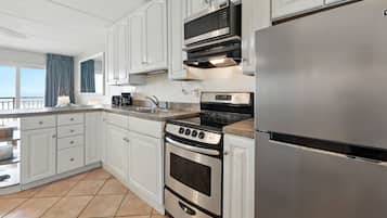 Senior Condo, 1 King Bed with Sofa bed | Private kitchen | Fridge, microwave, stovetop, coffee/tea maker