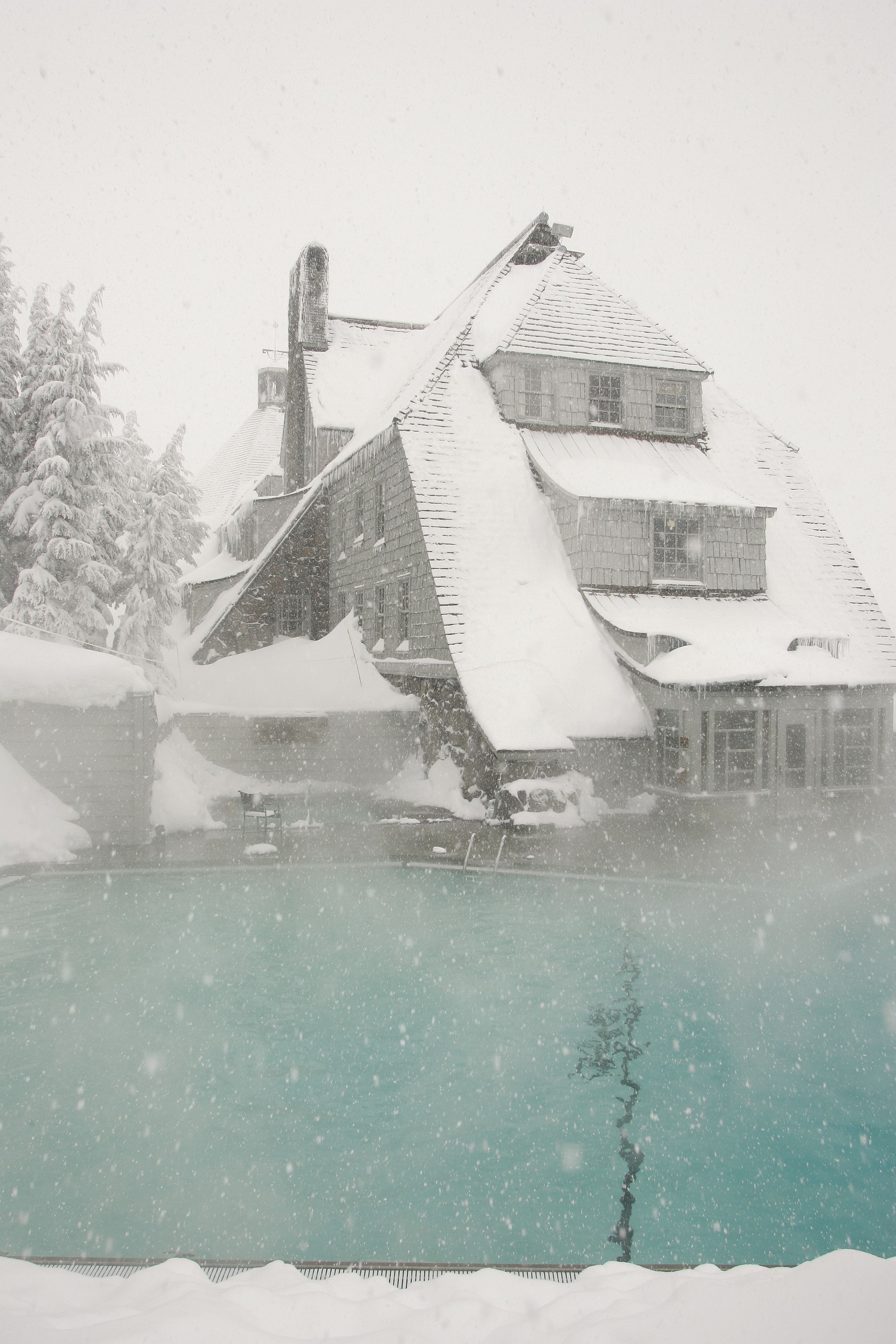 حمّام سباحة خارجي، مفتوح من 9 صباحًا إلى 11 مساءً، مقاعد للتشمس