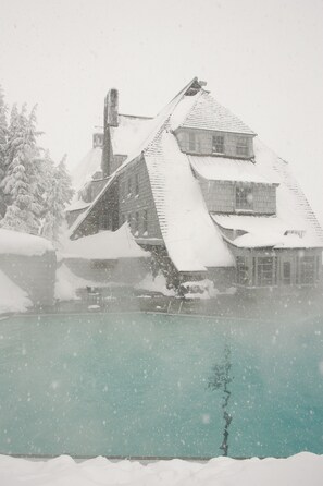 Outdoor pool, open 9 AM to 11 PM, sun loungers - Timberline Lodge (Government Camp)