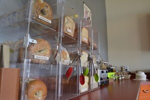 Tägliches inbegriffenes kontinentales Frühstück