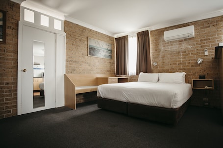 Familienzimmer | Bügeleisen/Bügelbrett, kostenloses WLAN, Bettwäsche. Colonial Motel Richmond