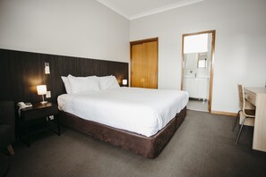 Deluxe King Room | Iron/ironing board, free WiFi, bed sheets - Colonial Motel Richmond (Richmond)