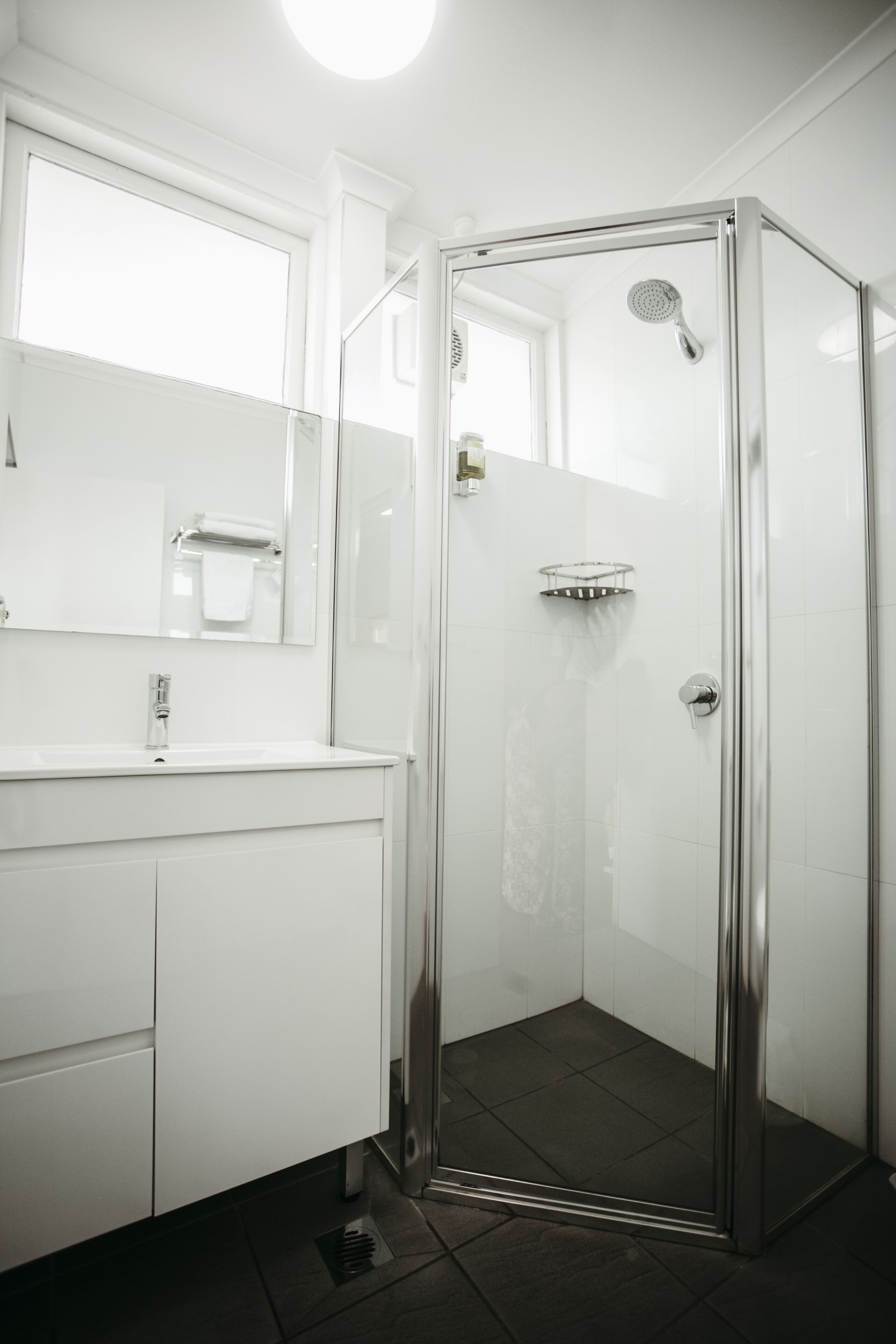 Standard Queen Room | Bathroom | Shower, hair dryer, towels