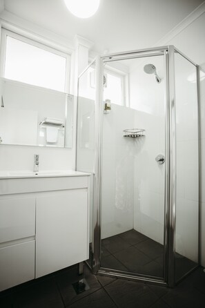 Standard Queen Room | Bathroom | Shower, hair dryer, towels - Colonial Motel Richmond (Richmond)