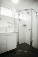 Quarto standard, 1 cama Queen | Banheiro | Chuveiro, secador de cabelo, toalhas de banho 