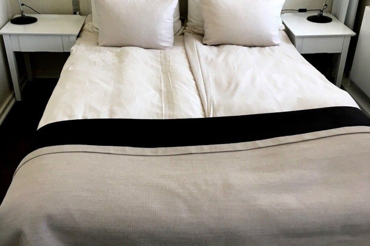 standard room, grand lit (smaller double room) | minibar, in-room safe, desk, iron/ironing board