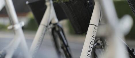 Una bicicleta con una canasta y una etiqueta que dice "KOVSHOVED HOTEL".