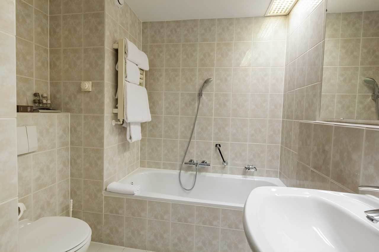 separate bathtub and shower, hair dryer, towels