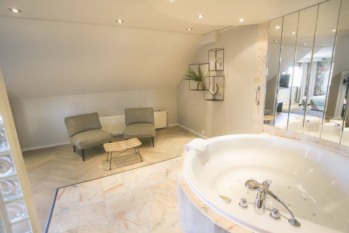honeymoon suite, 1 king bed, garden view | jetted bathtub