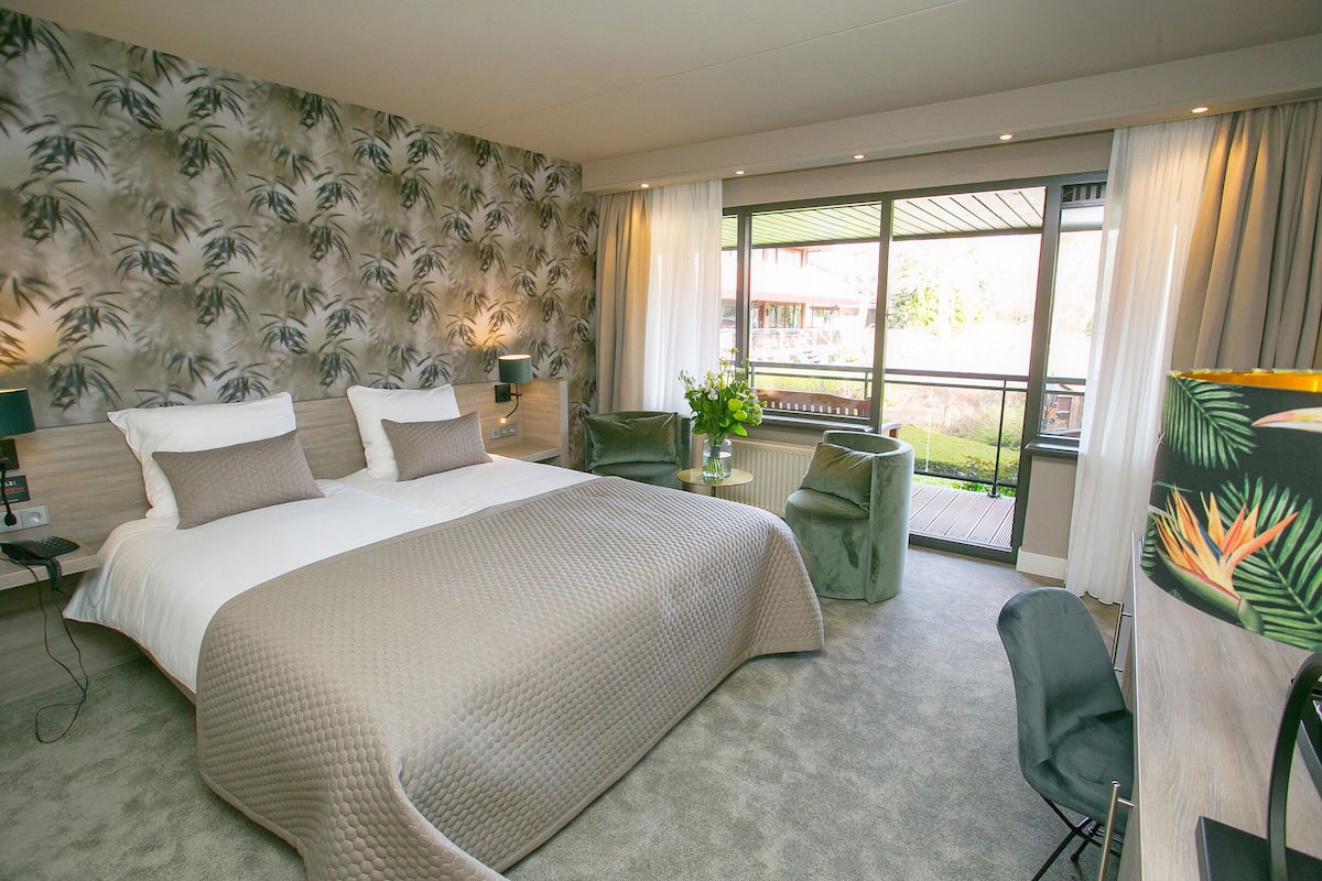 Comfort Room with double bed | Öryggishólf í herbergi, skrifborð, vinnuaðstaða fyrir fartölvur