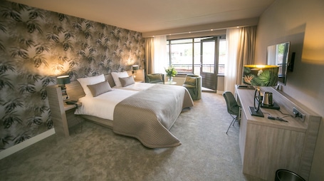 Comfort Room with double bed | Cofres nos quartos, escrivaninha, espaço de trabalho para notebook. Van Der Valk Avifauna