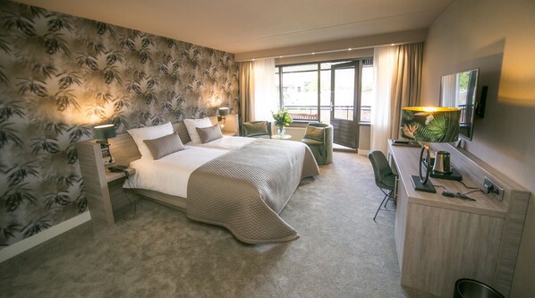 Comfort Room with double bed  | In-room safe, desk, laptop workspace, iron/ironing board - Van Der Valk Avifauna (Alphen aan den Rijn)