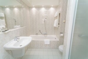 Separate bathtub and shower, hair dryer, towels - Van Der Valk Avifauna (Alphen aan den Rijn)