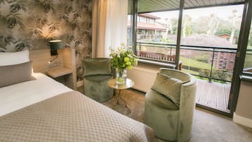 Comfort Room with double bed  | VÀrdeförvaringsskÄp pÄ rummet, skrivbord och arbetsyta för laptop