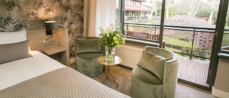 Comfort Room with double bed | Caja de seguridad en la habitación y escritorio