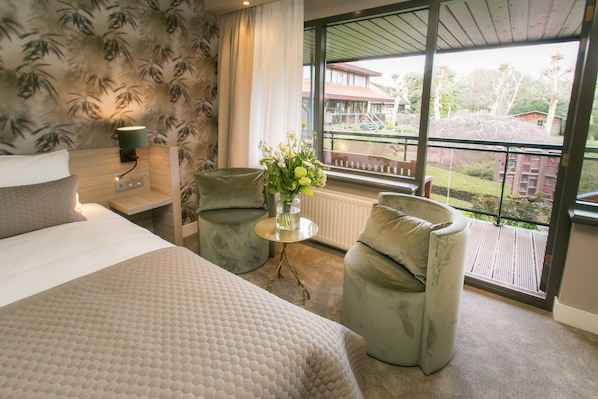 Comfort Room with double bed | In-room safe, desk, laptop workspace, iron/ironing board - Van Der Valk Avifauna (Alphen aan den Rijn)