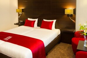 Standard Twin Room, 2 Twin Beds, Balcony, Park View | In-room safe, desk, laptop workspace, iron/ironing board - Van Der Valk Avifauna (Alphen aan den Rijn)