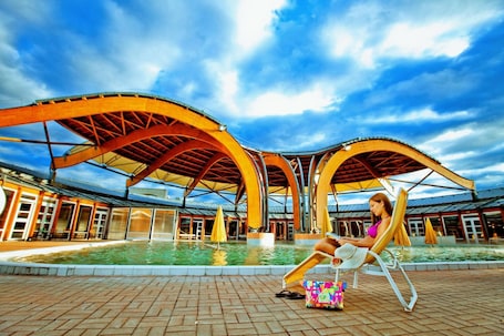 Una piscina techada, sillones reclinables de piscina. Hunguest Buk