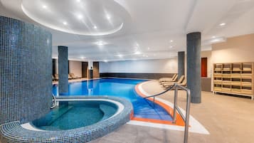 Alberca techada y camastros